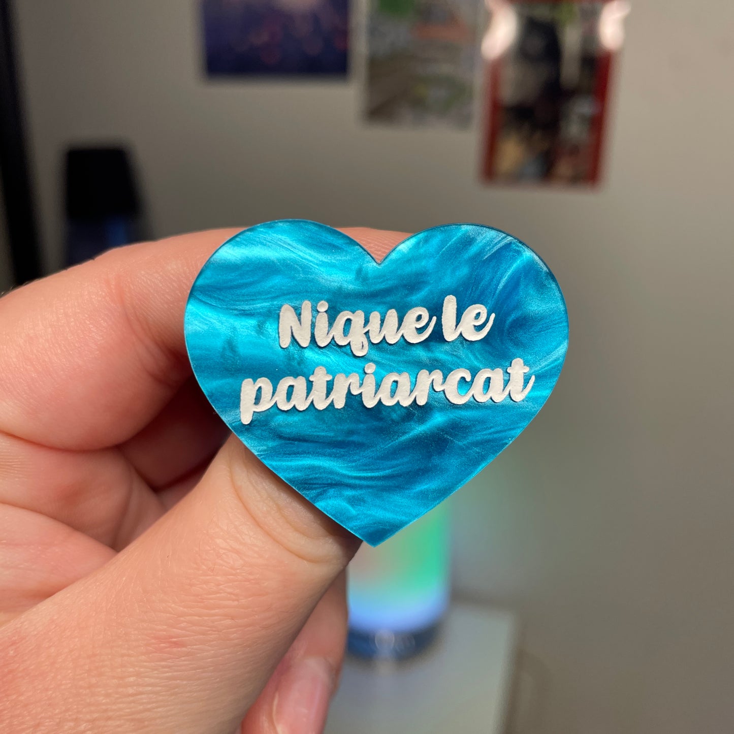 [Contrôle technique] Broche "Nique le patriarcat" en acrylique marbrée bleue