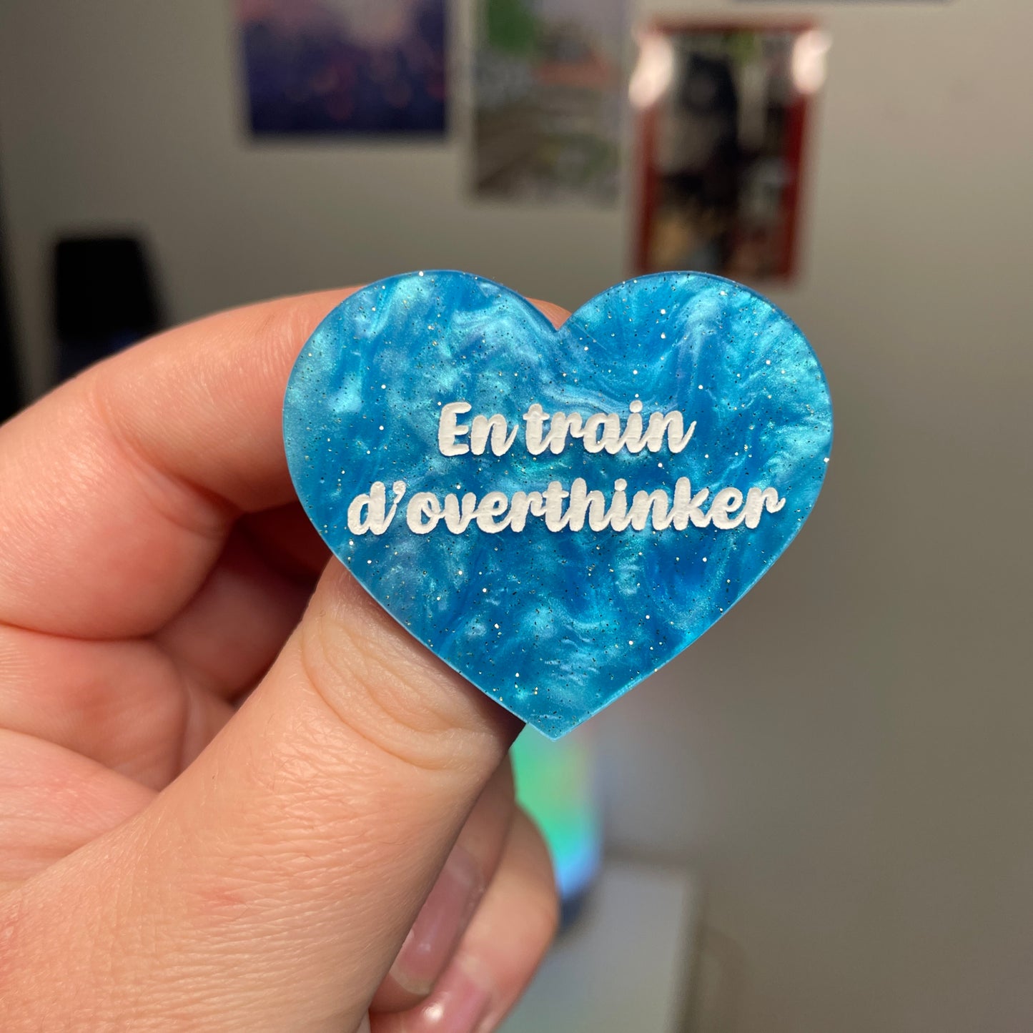 [Contrôle technique] Broche "En train d'overthinker" en acrylique marbrée bleue à paillettes
