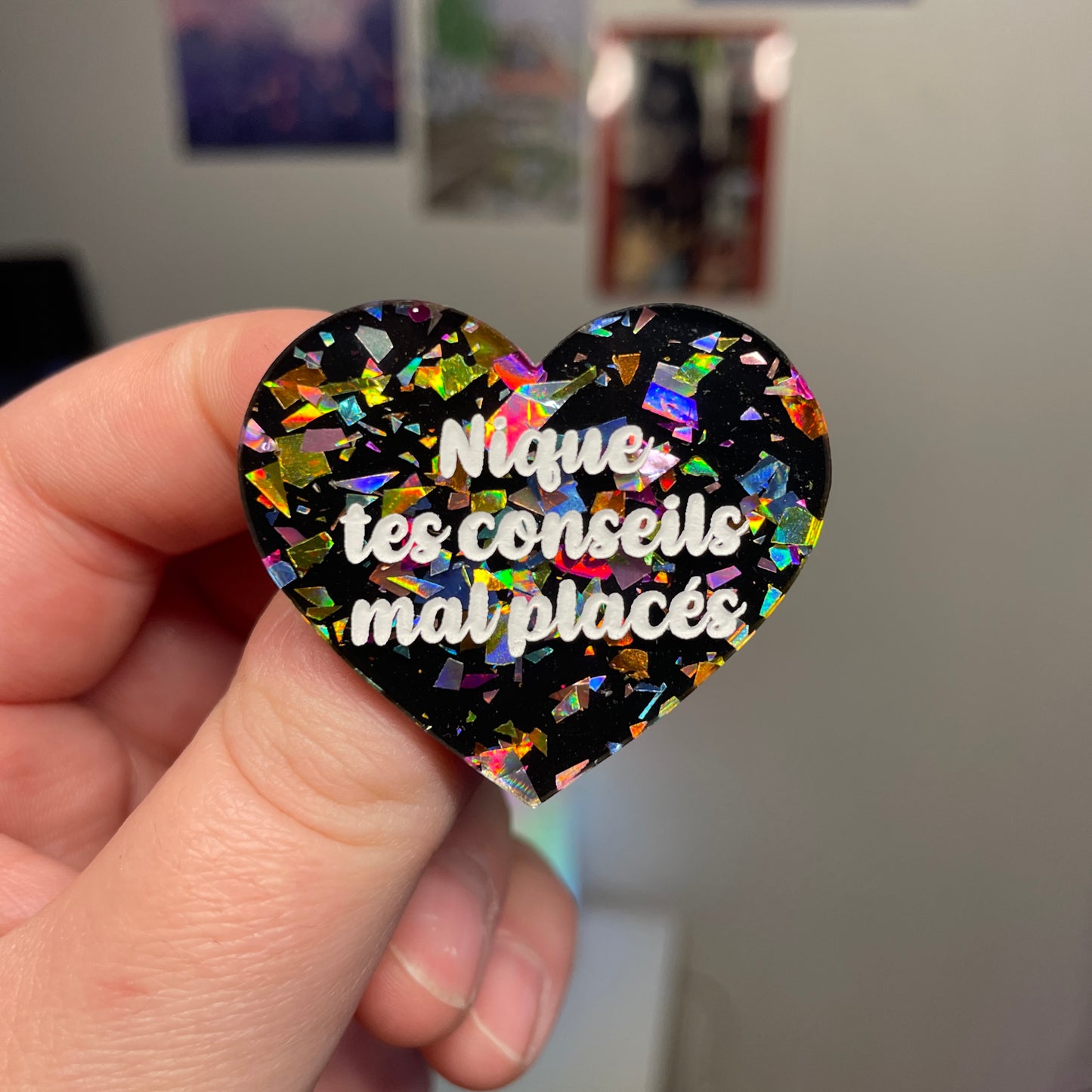 [Contrôle technique] Broche "Nique tes conseils mal placés" en acrylique noire avec des éclats de confettis multicolores