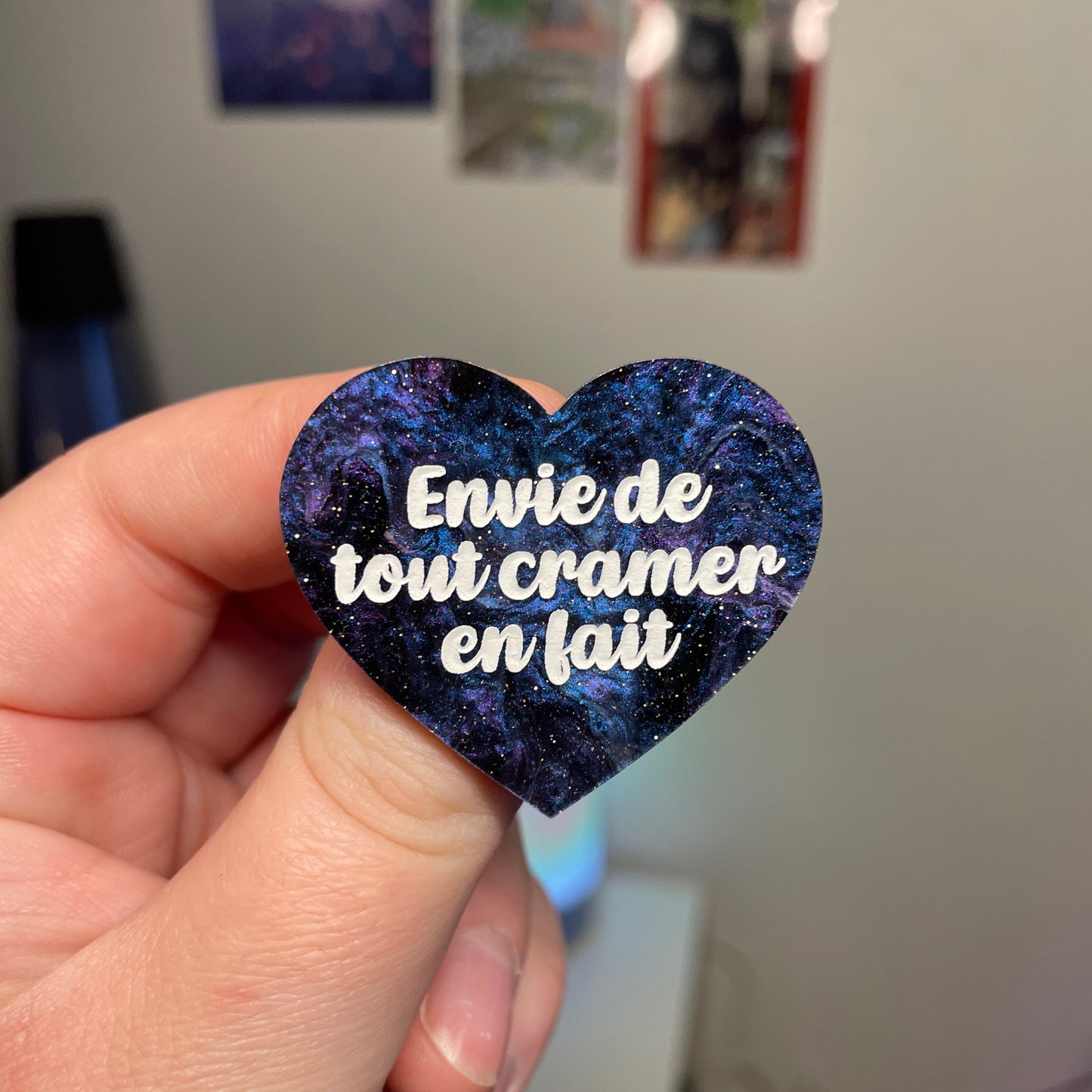 [Contrôle technique] Broche "Envie de tout cramer en fait" en acrylique marbrée bleue, noire et violette à paillettes