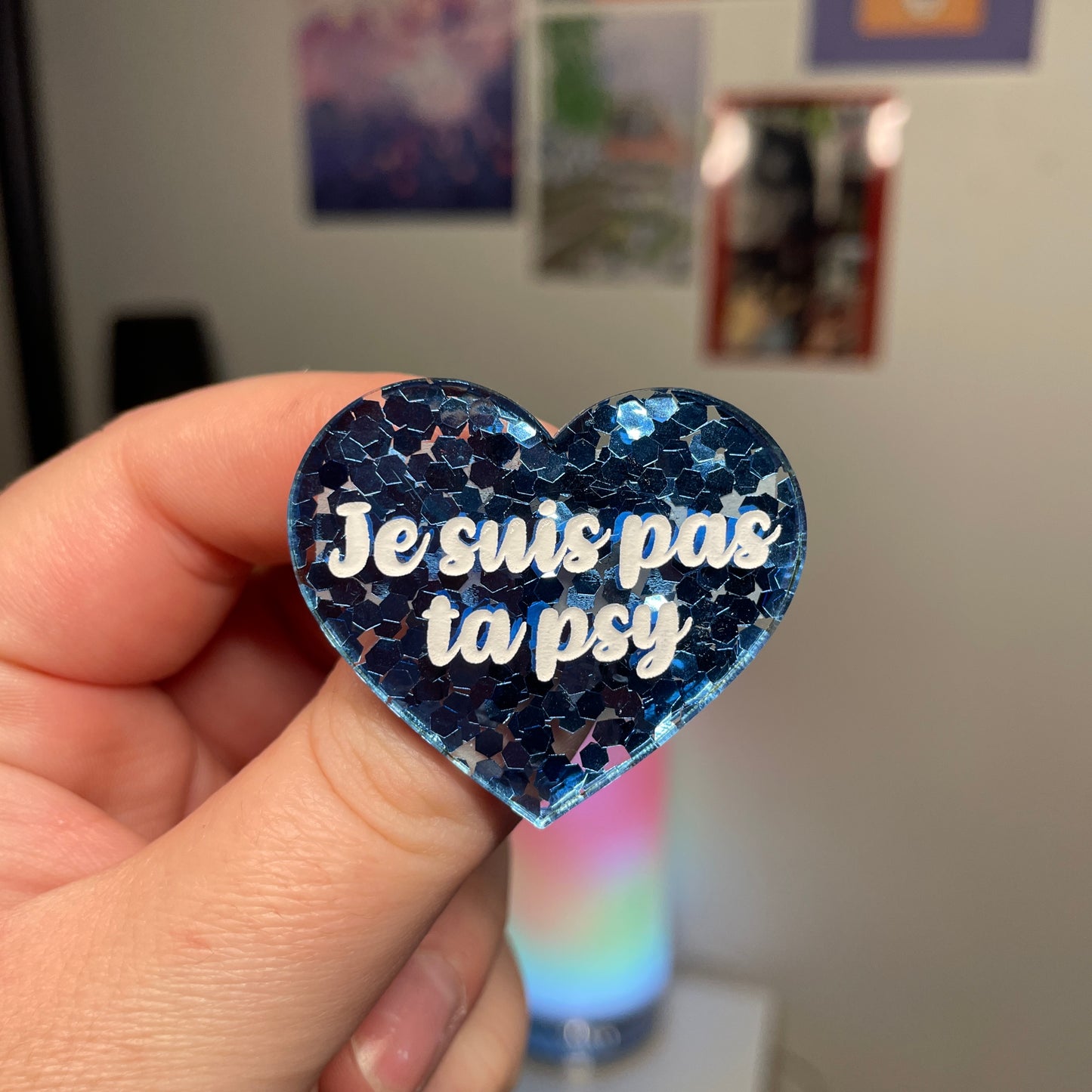 [Contrôle technique] Broche "Je suis pas ta psy" en acrylique semi transparente avec des confettis bleus