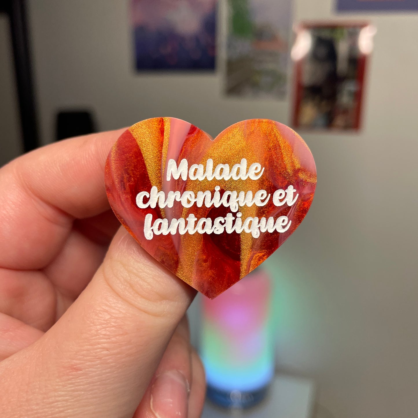 [Contrôle technique] Broche "Malade chronique et fantastique" en acrylique marbrée rouge, blanche et dorée