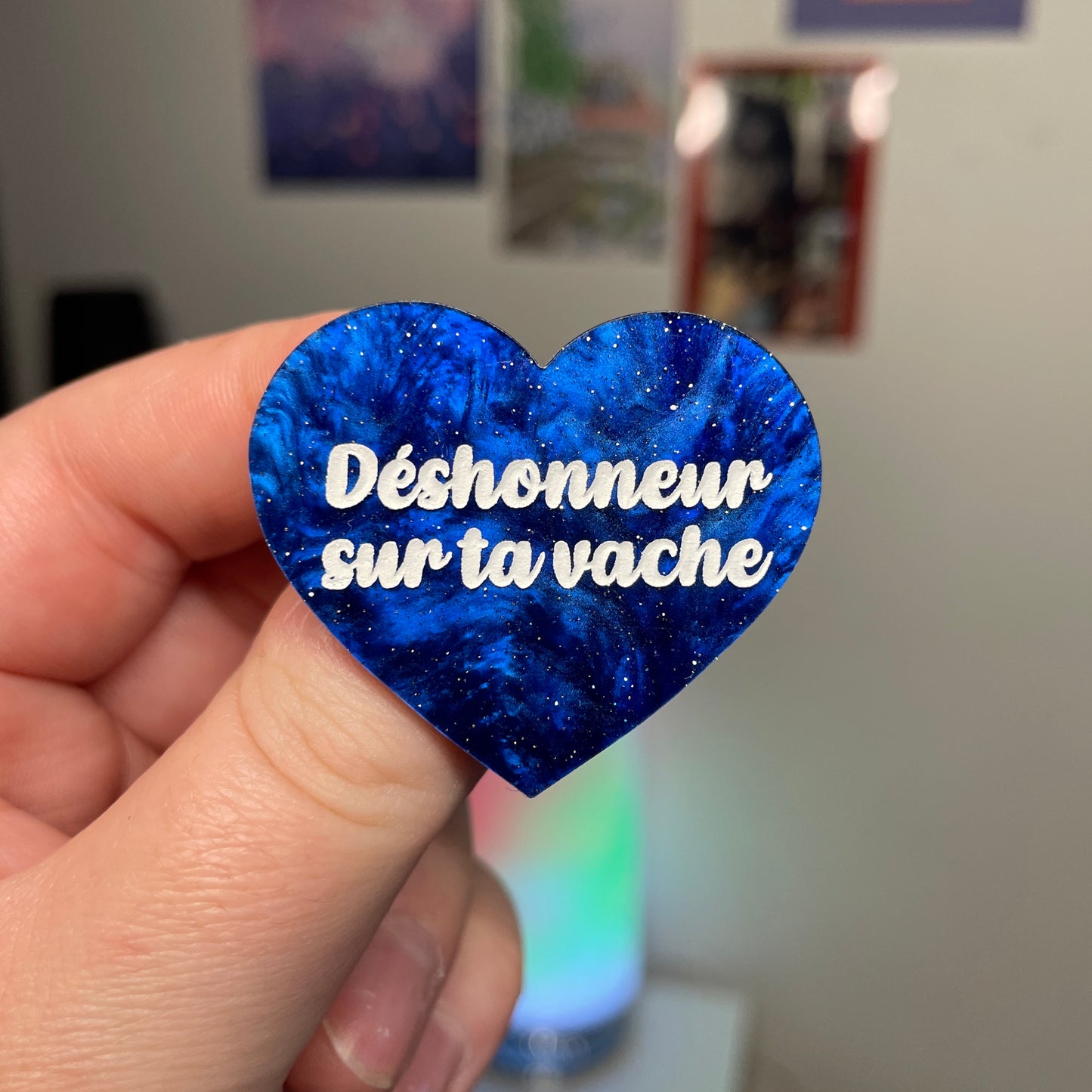 [Contrôle technique] Broche "Déshonneur sur ta vache" en acrylique marbrée bleue à paillettes