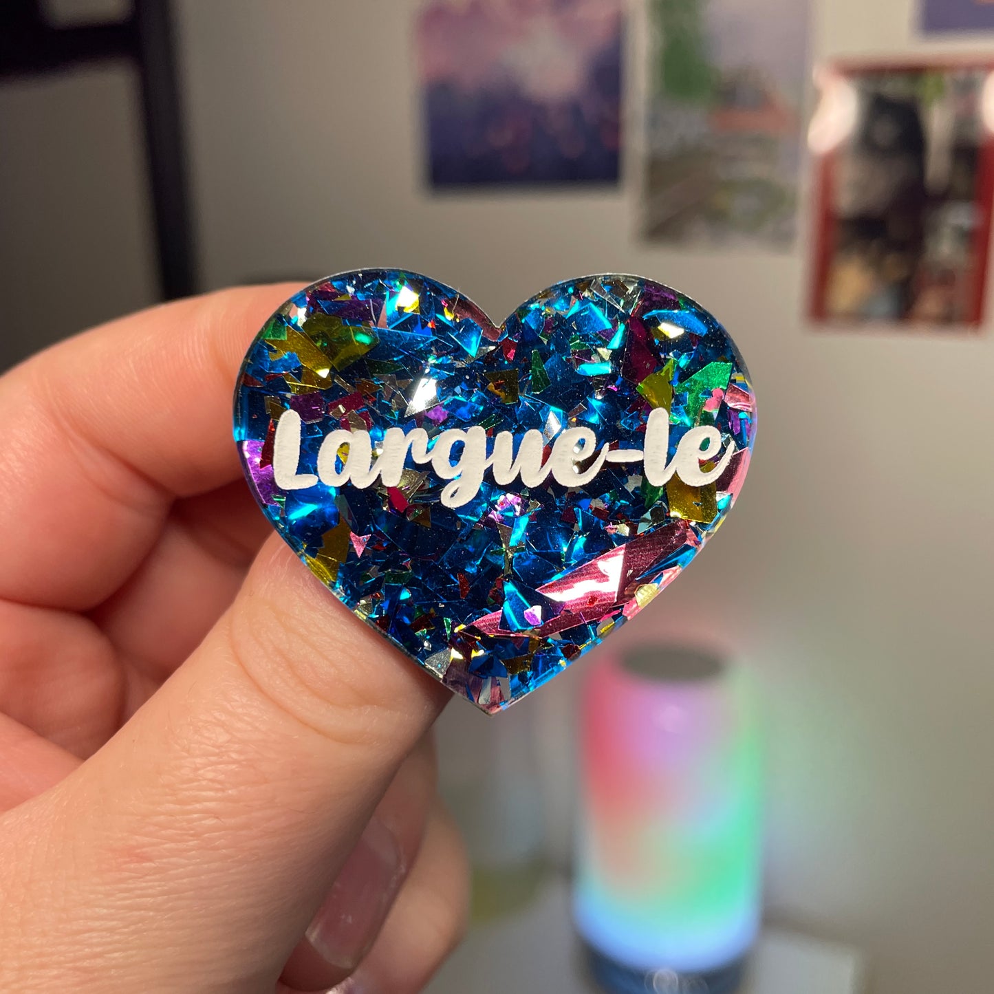 [Contrôle technique] Broche "Largue-le" en acrylique transparente avec des éclats de confettis bleus et multicolores
