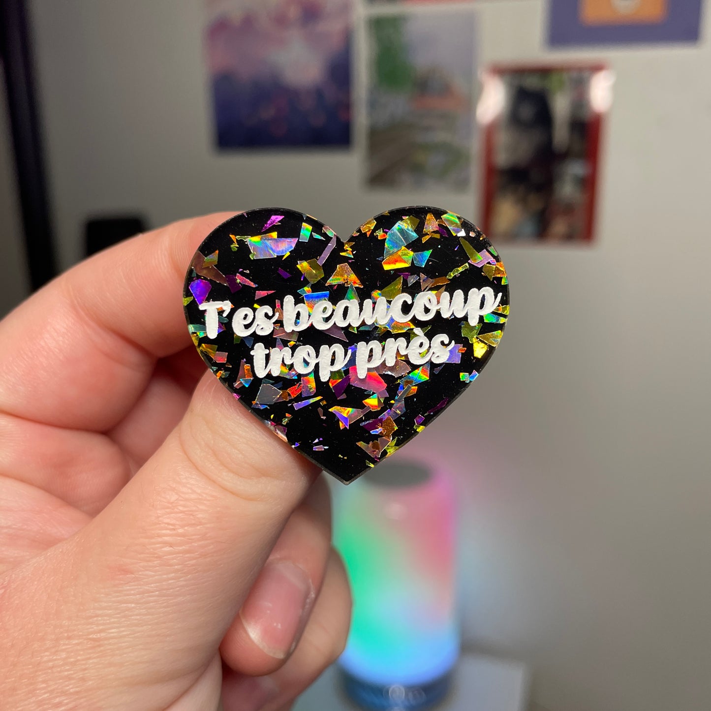 [Contrôle technique] Broche "T'es beaucoup trop près" en acrylique noire avec des éclats de confettis multicolores
