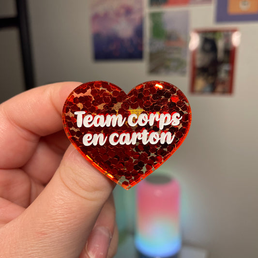 [Contrôle technique] Broche "Team corps en carton" en acrylique semi transparente avec des confettis rouges