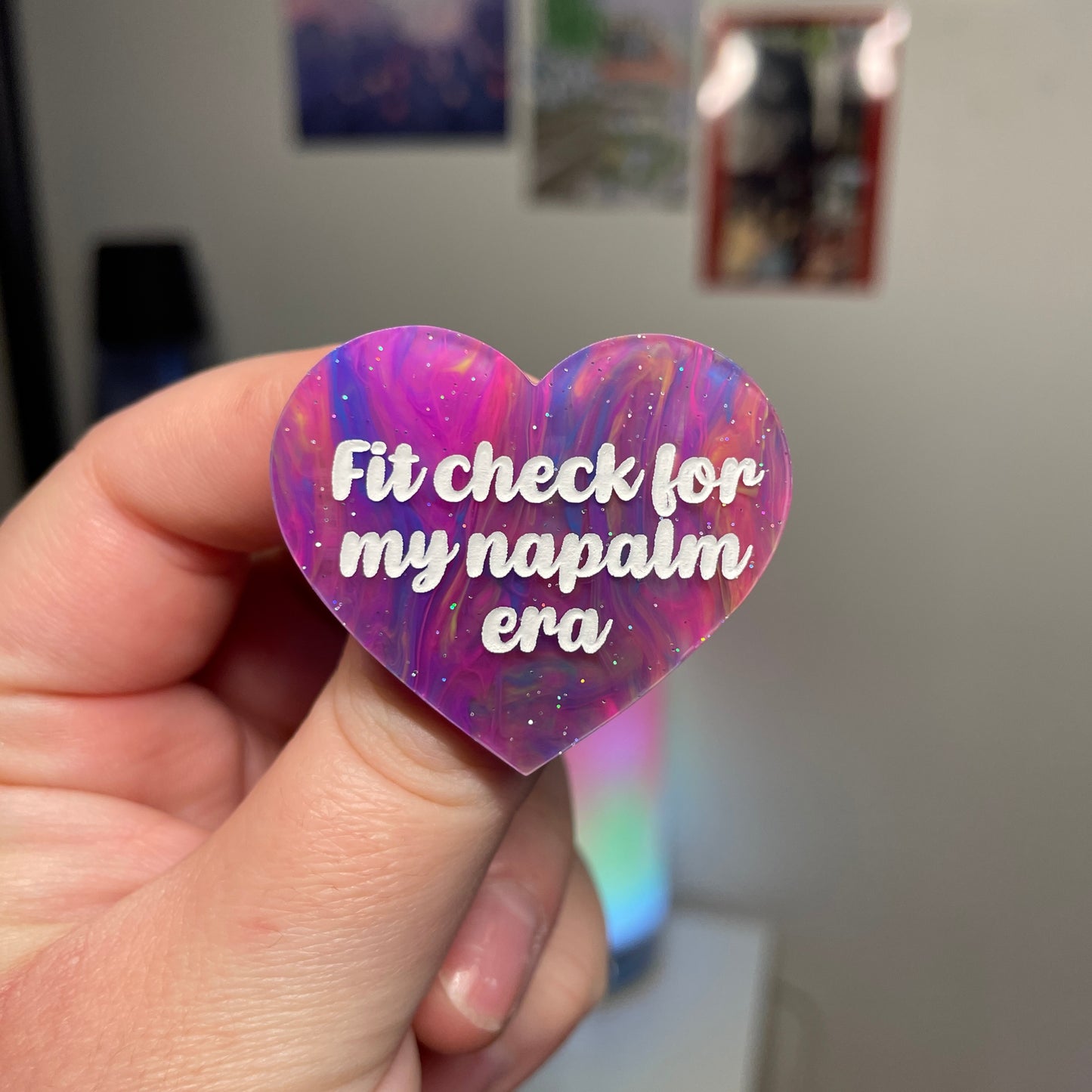 [Contrôle technique] Broche "Fit check for my napalm era" en acrylique marbrée multicolore