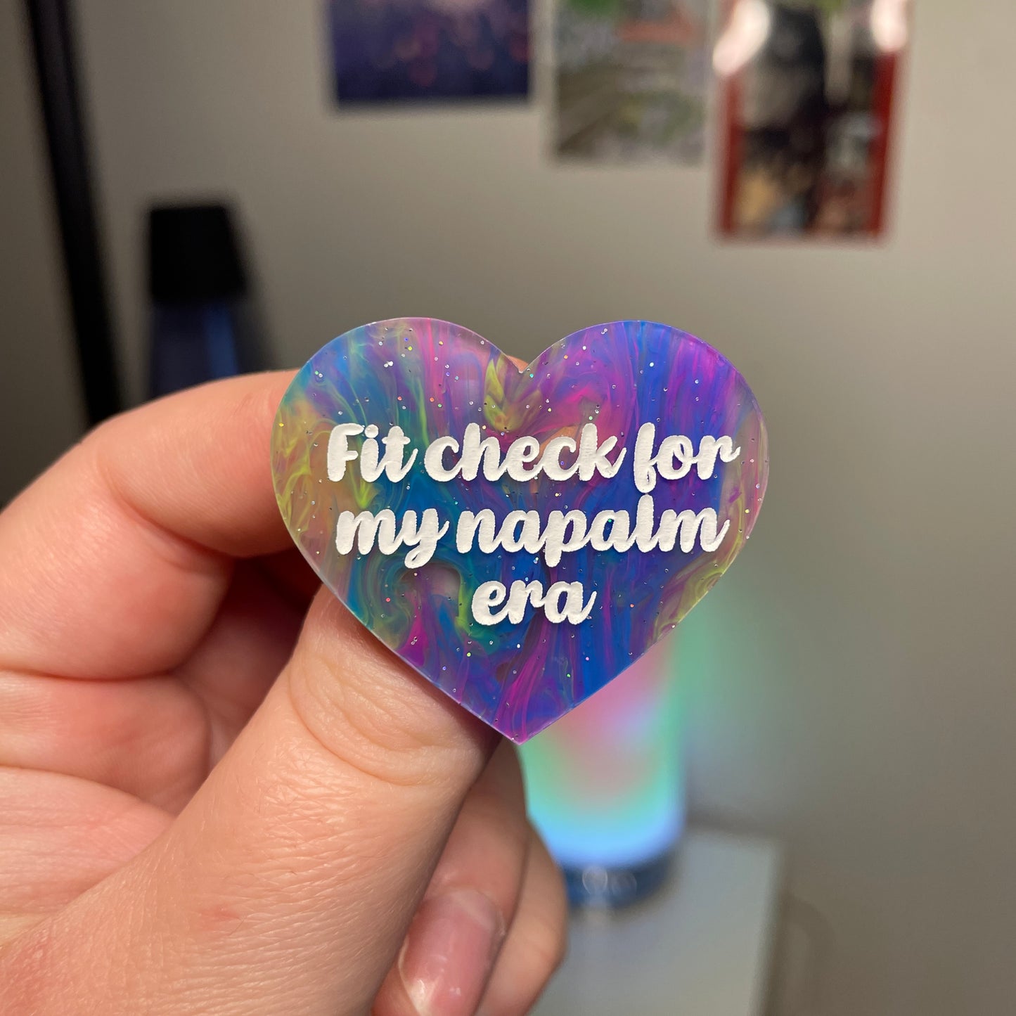 [Contrôle technique] Broche "Fit check for my napalm era" en acrylique marbrée multicolore