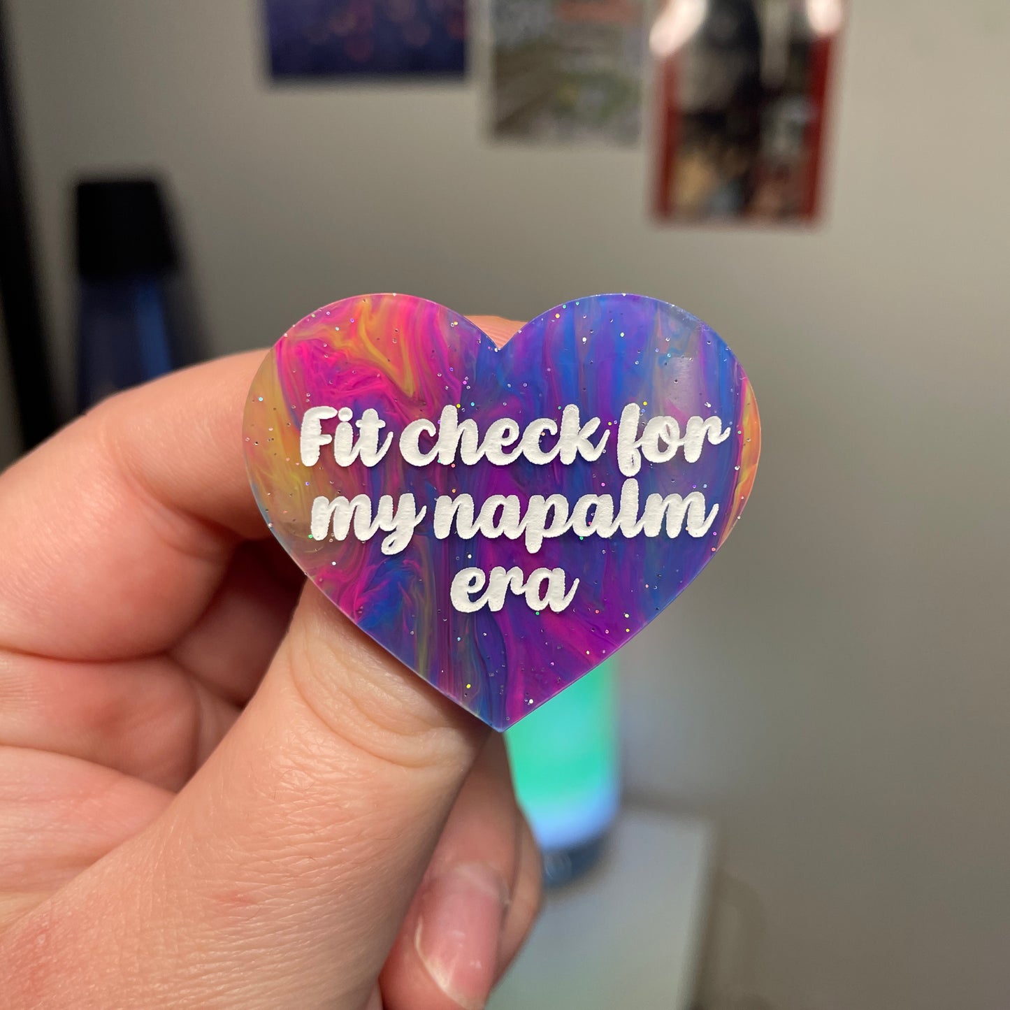 [Contrôle technique] Broche "Fit check for my napalm era" en acrylique marbrée multicolore
