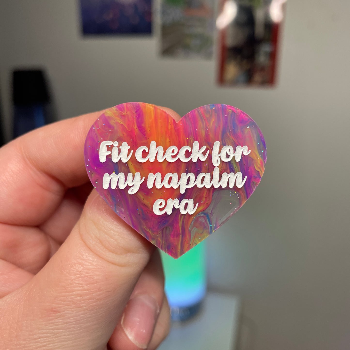 [Contrôle technique] Broche "Fit check for my napalm era" en acrylique marbrée multicolore