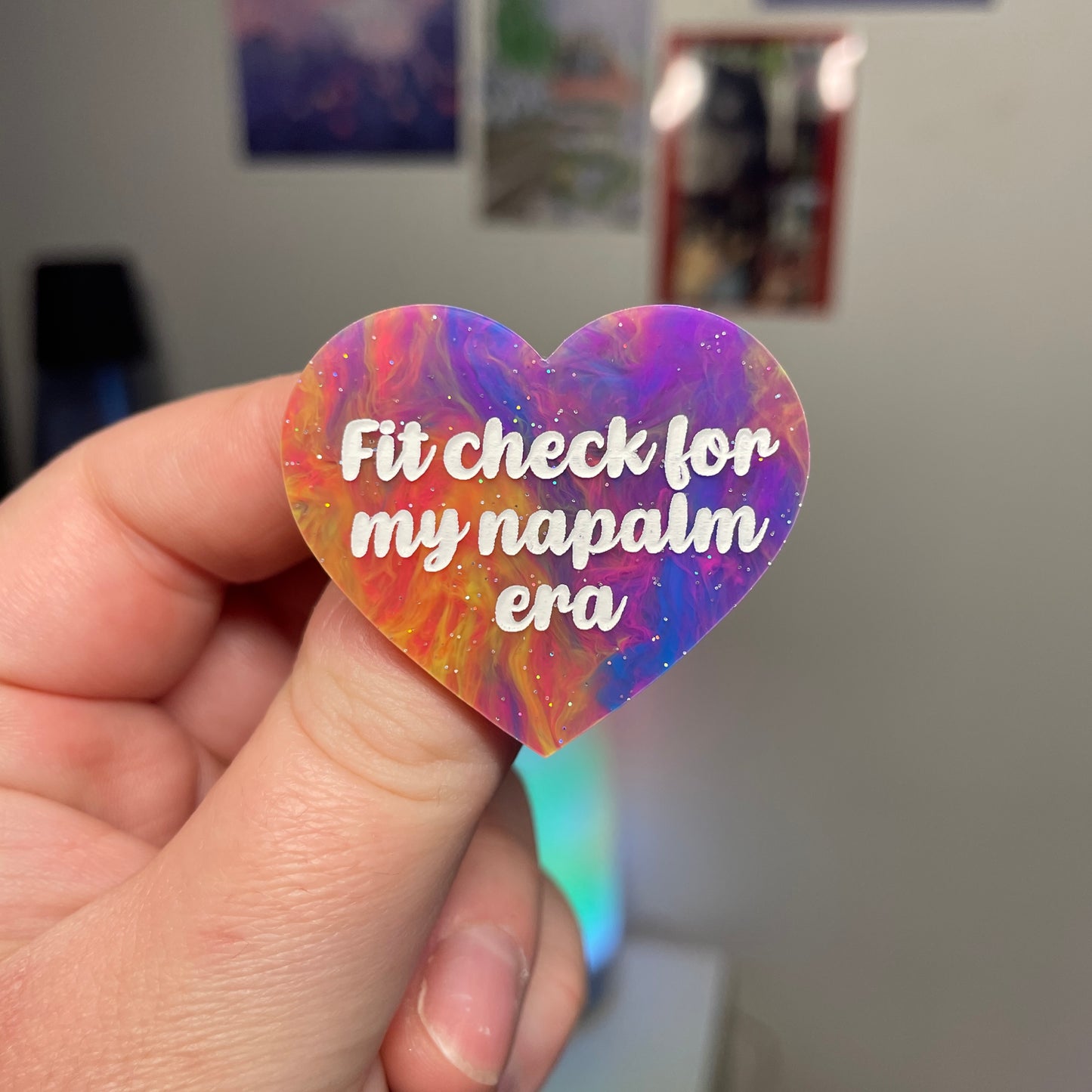 [Contrôle technique] Broche "Fit check for my napalm era" en acrylique marbrée multicolore