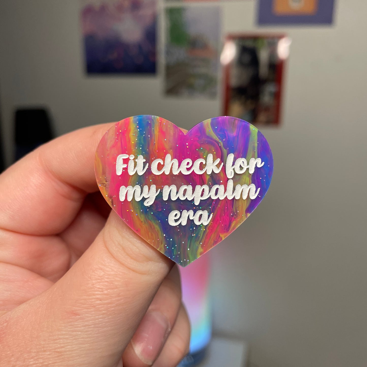 [Contrôle technique] Broche "Fit check for my napalm era" en acrylique marbrée multicolore