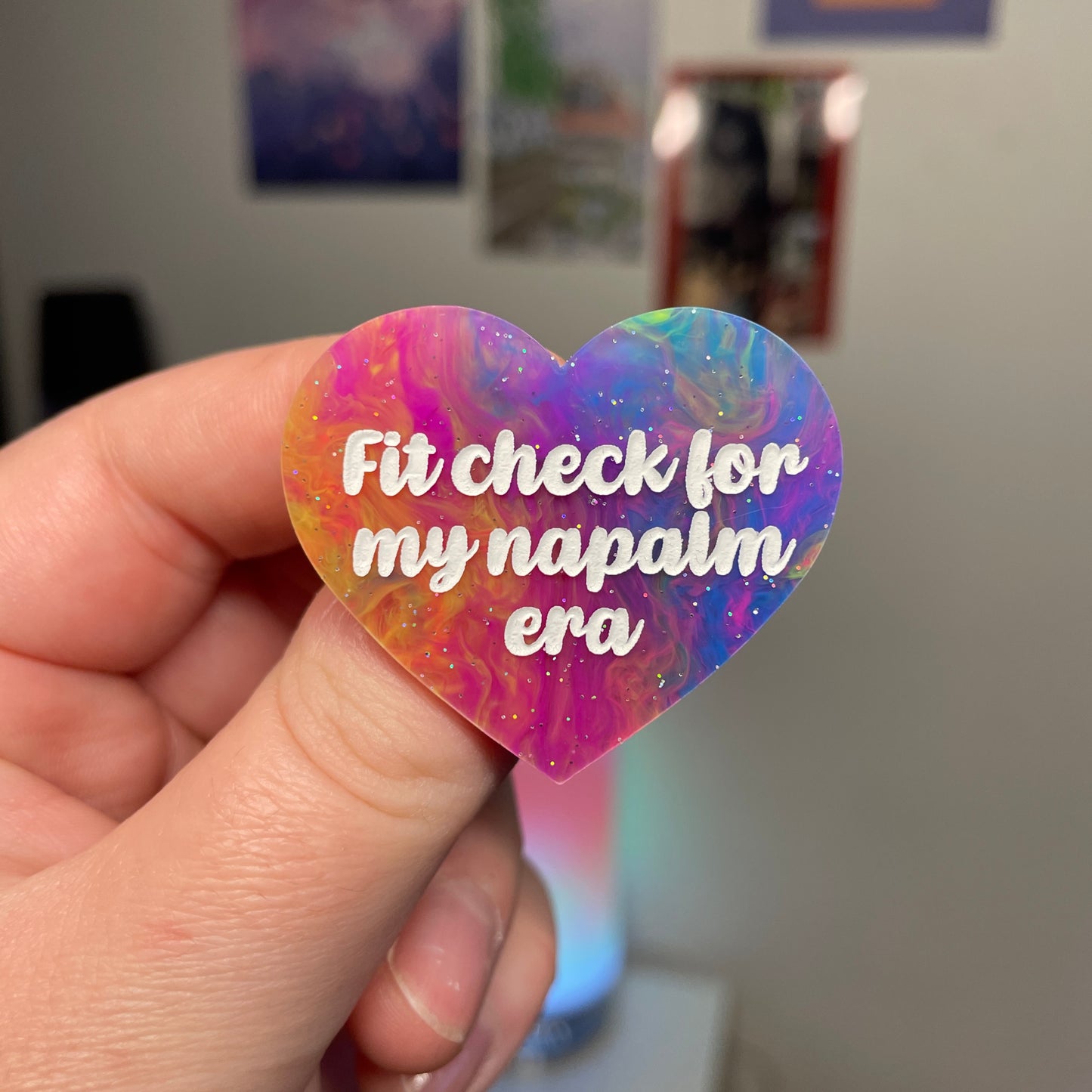 [Contrôle technique] Broche "Fit check for my napalm era" en acrylique marbrée multicolore