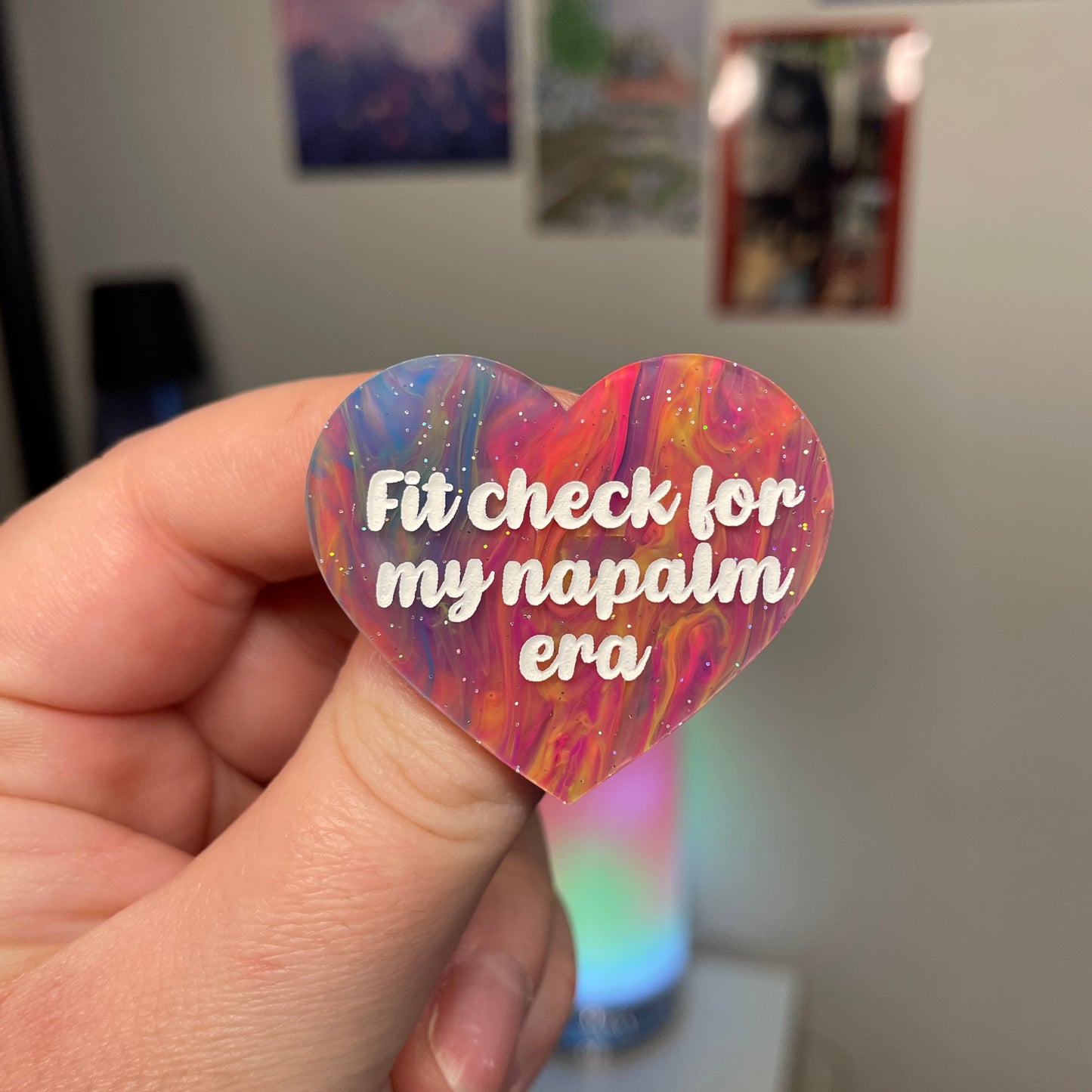 [Contrôle technique] Broche "Fit check for my napalm era" en acrylique marbrée multicolore