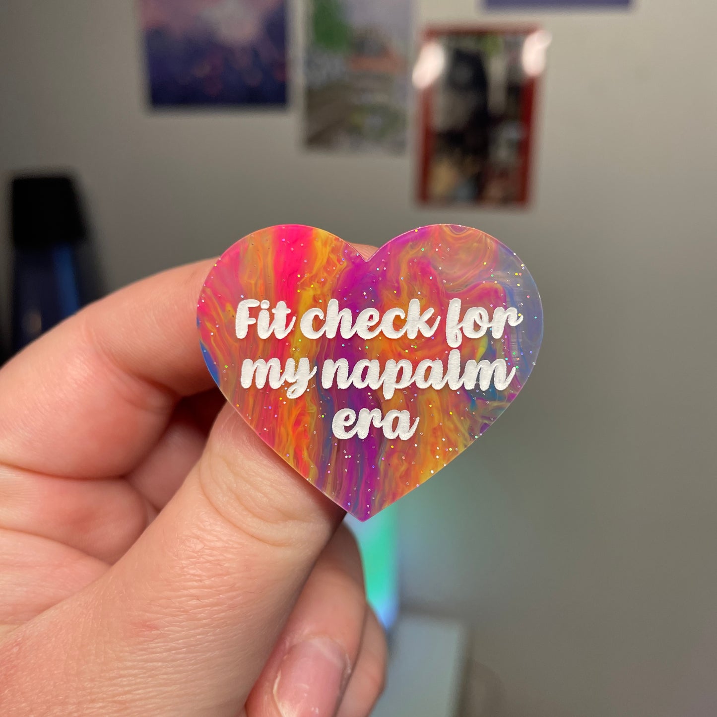 [Contrôle technique] Broche "Fit check for my napalm era" en acrylique marbrée multicolore