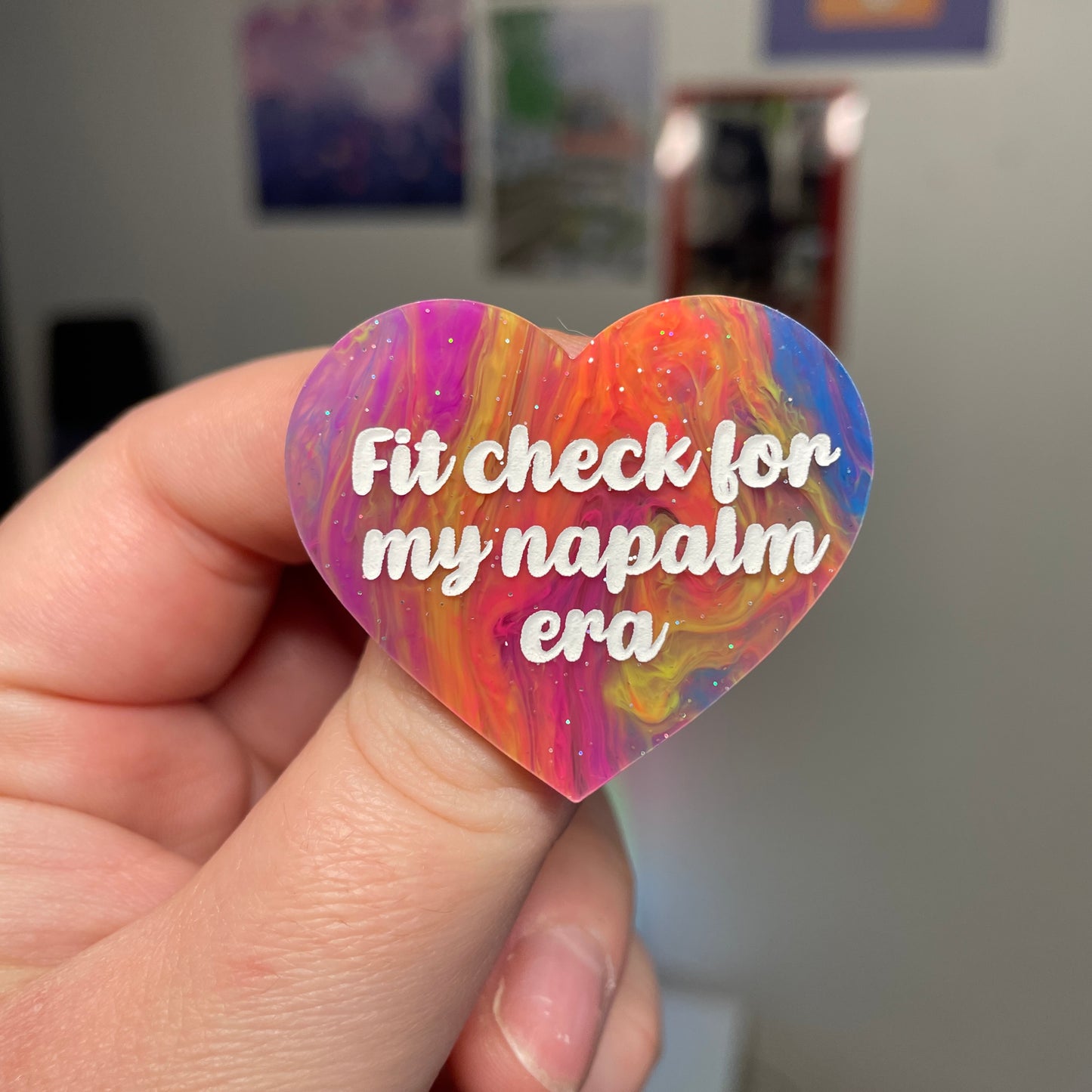 [Contrôle technique] Broche "Fit check for my napalm era" en acrylique marbrée multicolore