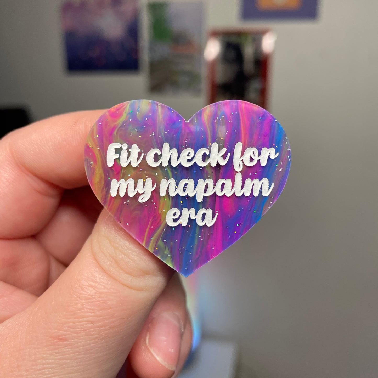 [Contrôle technique] Broche "Fit check for my napalm era" en acrylique marbrée multicolore