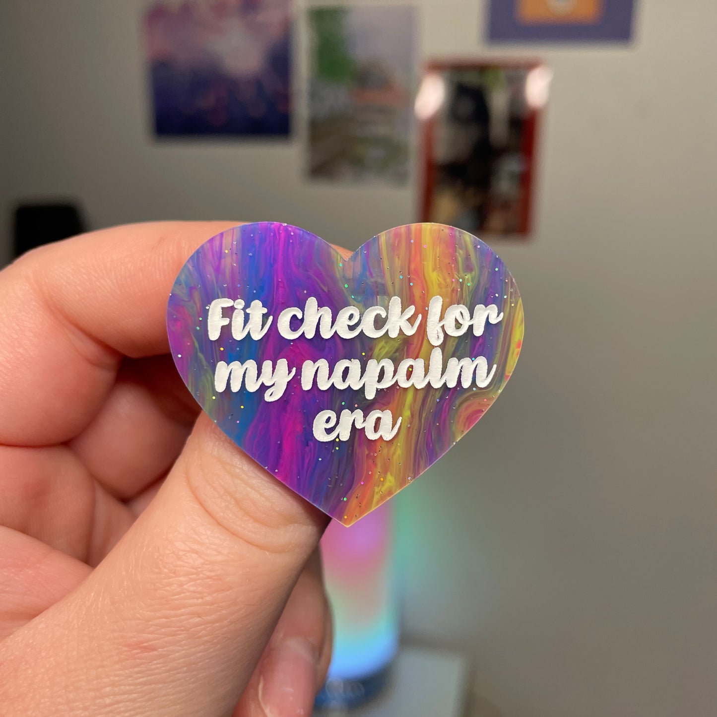 [Contrôle technique] Broche "Fit check for my napalm era" en acrylique marbrée multicolore