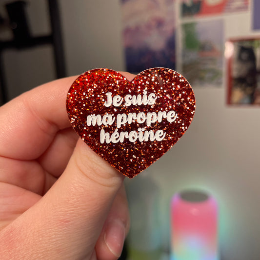 [Contrôle technique] Broche "Je suis ma propre héroïne" en acrylique japonaise semi transparente à paillettes rouges