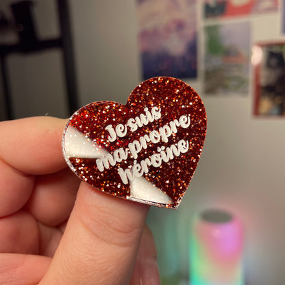 [Contrôle technique] Broche "Je suis ma propre héroïne" en acrylique japonaise semi transparente à paillettes rouges