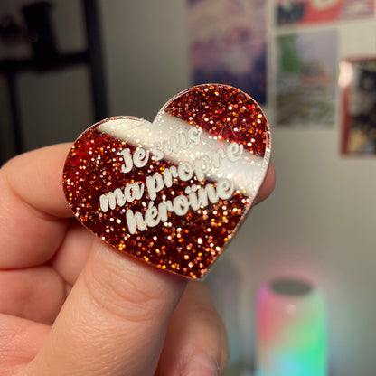 [Contrôle technique] Broche "Je suis ma propre héroïne" en acrylique japonaise semi transparente à paillettes rouges