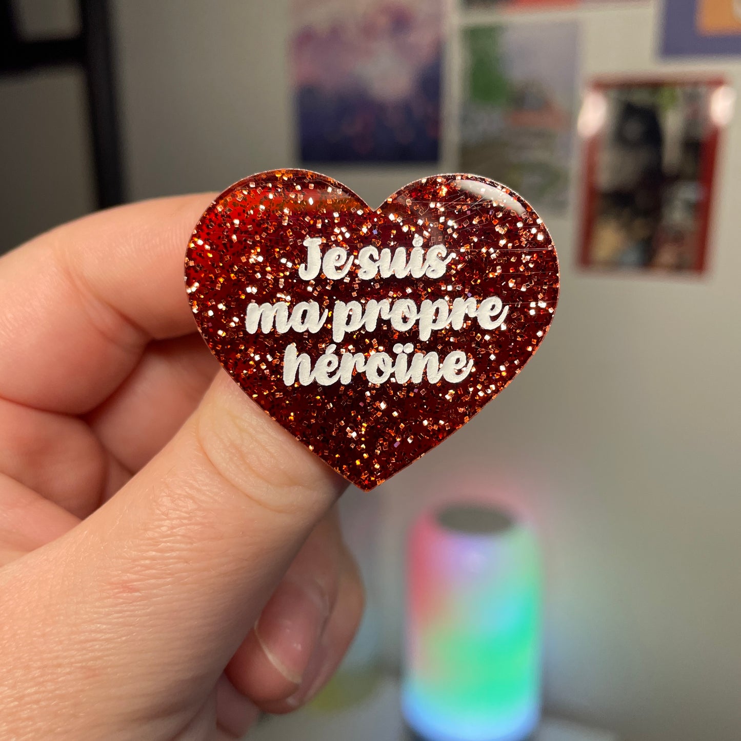 [Contrôle technique] Broche "Je suis ma propre héroïne" en acrylique japonaise semi transparente à paillettes rouges
