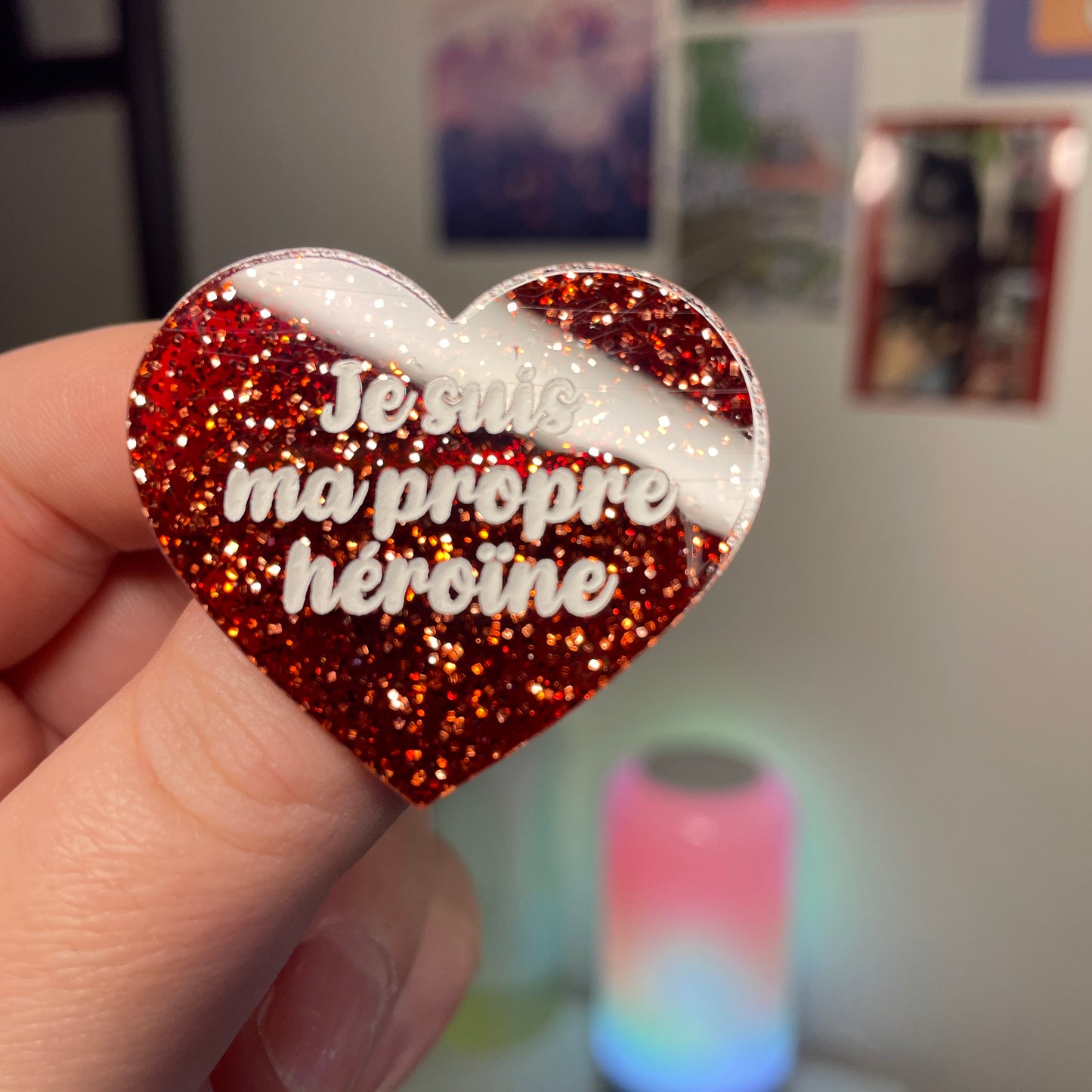 [Contrôle technique] Broche "Je suis ma propre héroïne" en acrylique japonaise semi transparente à paillettes rouges