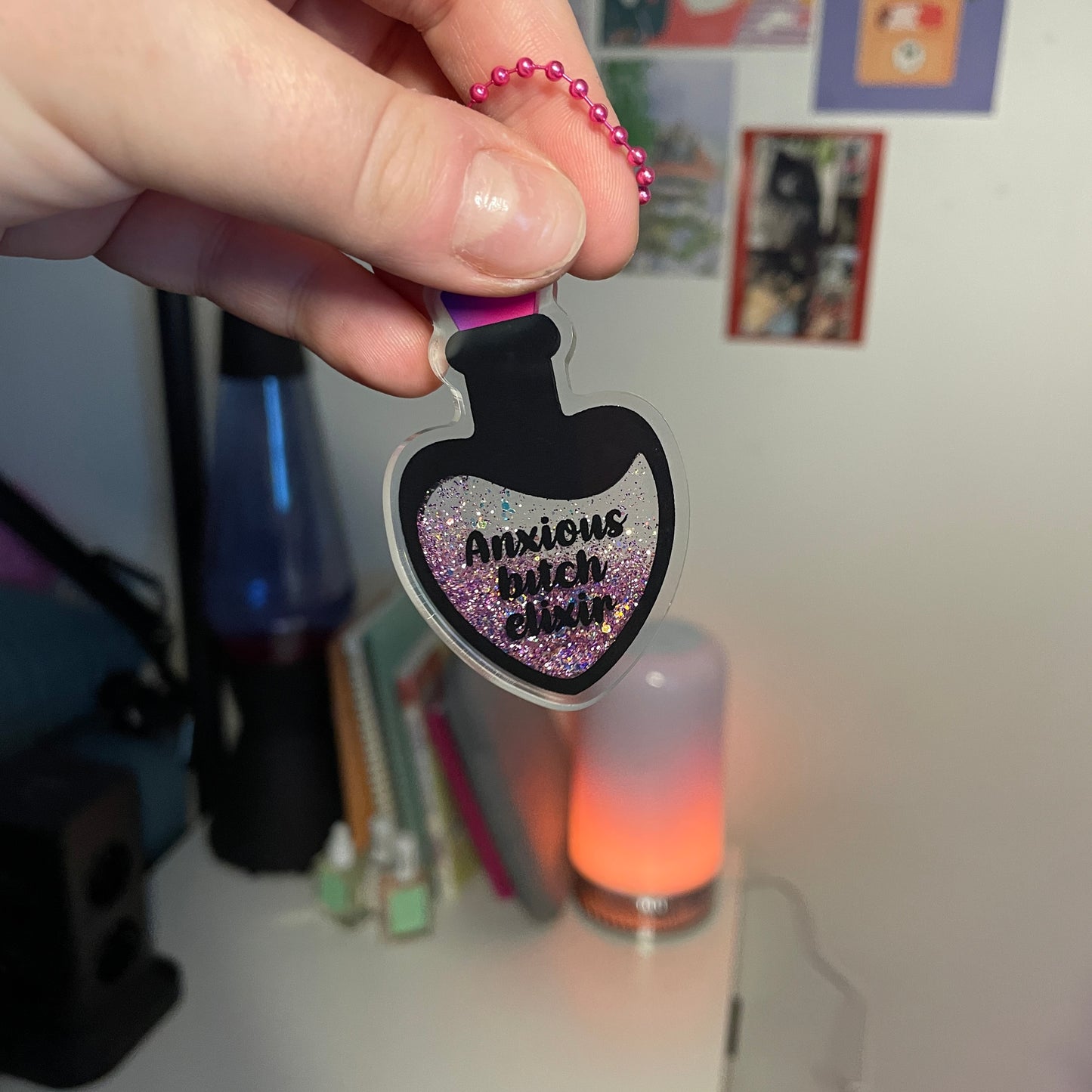 Porte-clés shaker rose "Anxious bitch elixir"