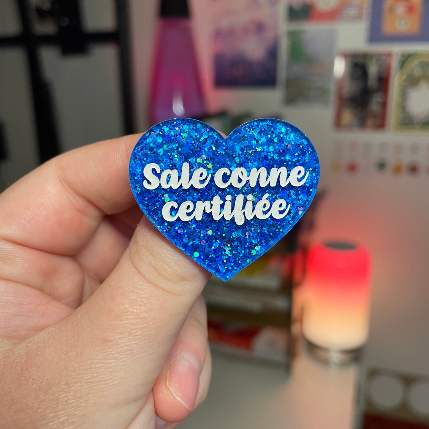Broche "Sale conne certifiée" en acrylique à paillettes bleues