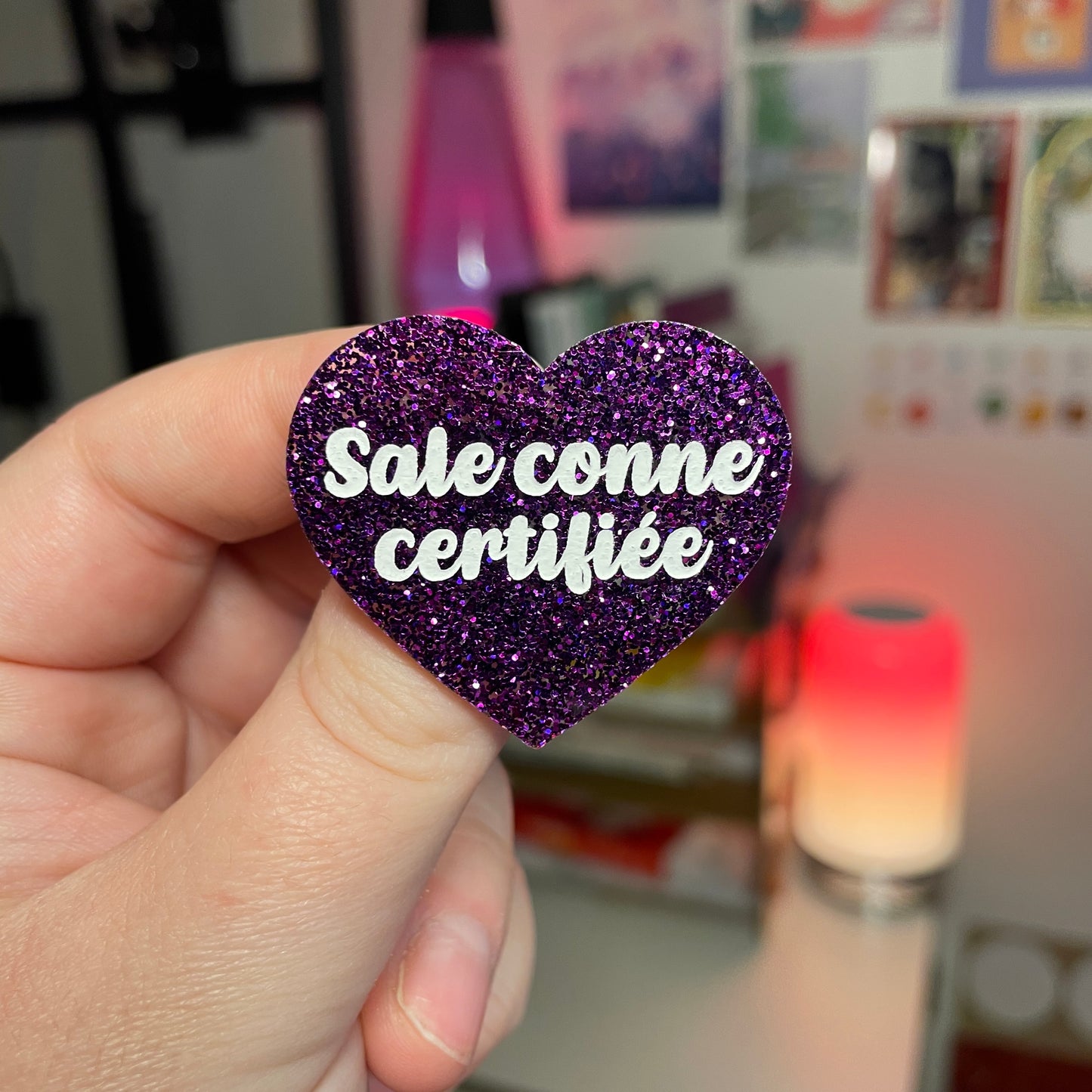 Broche "Sale conne certifiée" en acrylique à paillettes violettes profondes