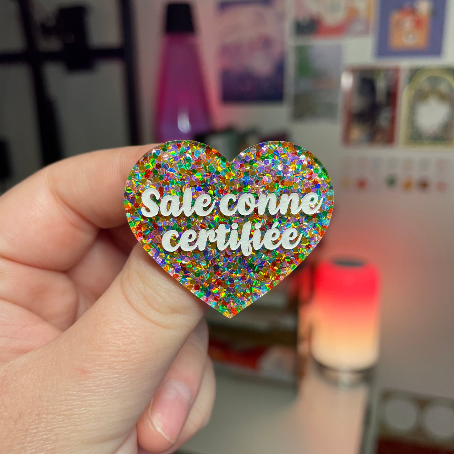 Broche "Sale conne certifiée" en acrylique semi transparente avec des pois multicolores