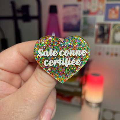 Broche "Sale conne certifiée" en acrylique semi transparente avec des pois multicolores