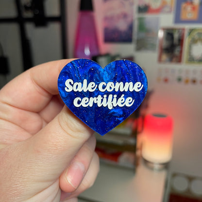 Broche "Sale conne certifiée" en acrylique marbrée bleue à paillettes