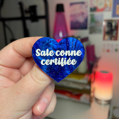 Broche "Sale conne certifiée" en acrylique marbrée bleue à paillettes