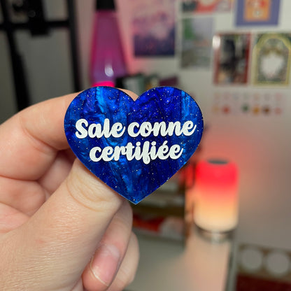 Broche "Sale conne certifiée" en acrylique marbrée bleue à paillettes