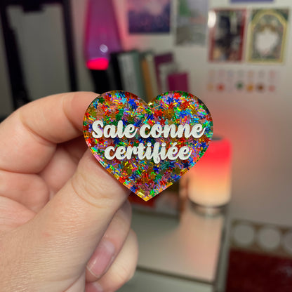 Broche "Sale conne certifiée" en acrylique semi transparente avec des étoiles multicolores