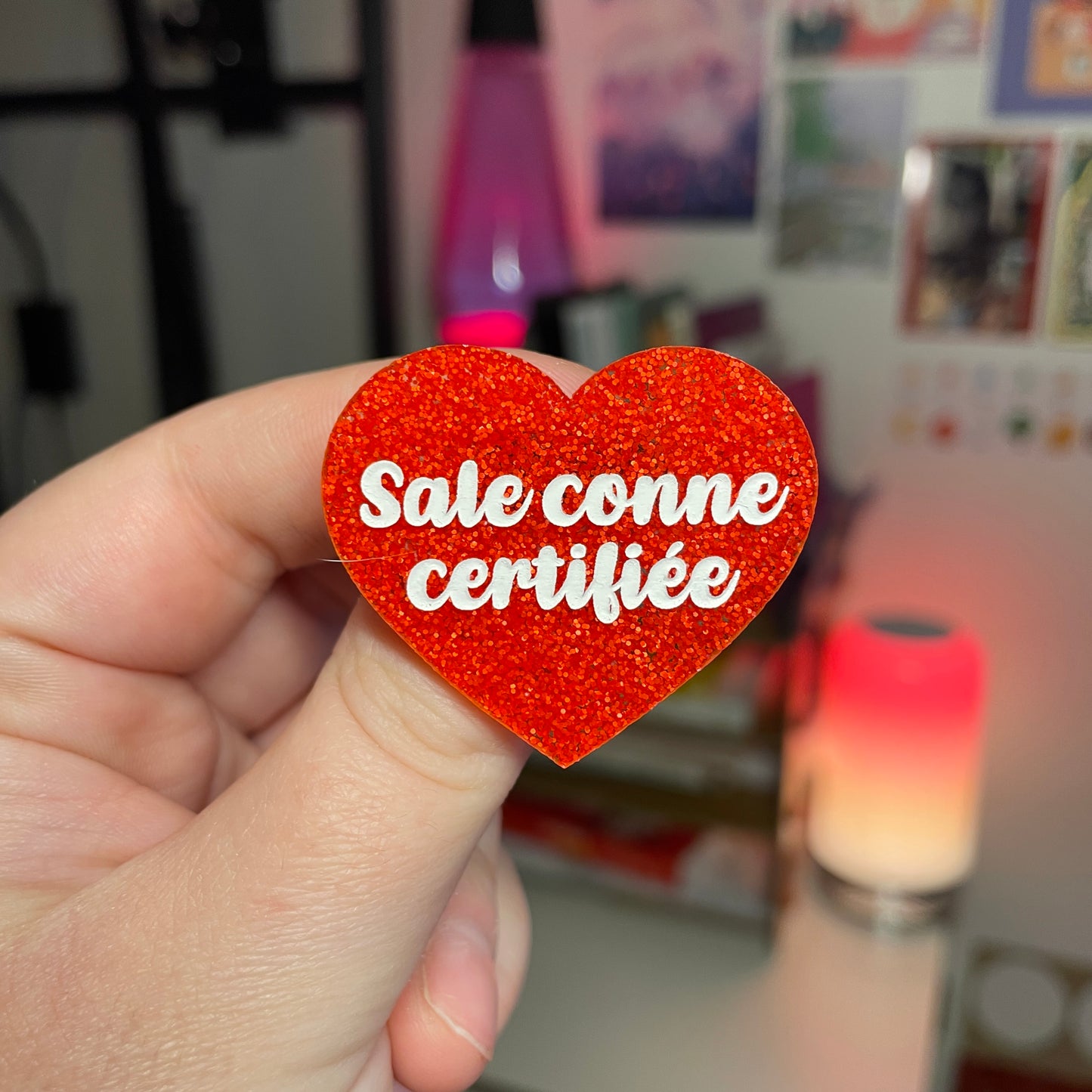 Broche "Sale conne certifiée" en acrylique à paillettes oranges