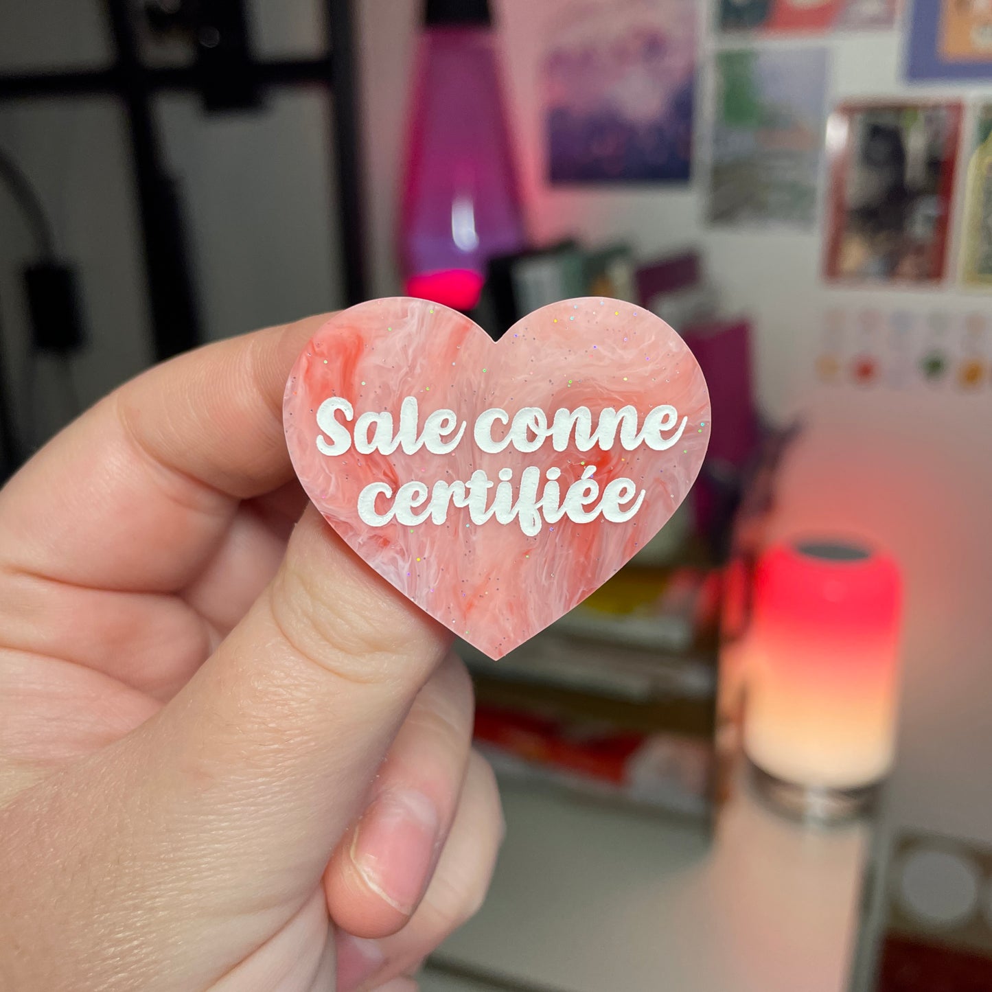 Broche "Sale conne certifiée" en acrylique marbrée rouge et rose à paillettes