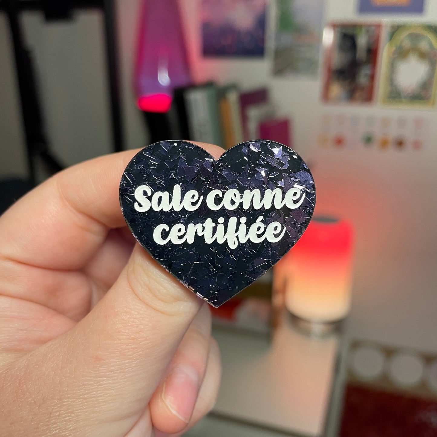 Broche "Sale conne certifiée" en acrylique noire avec des éclats de confettis gris foncés