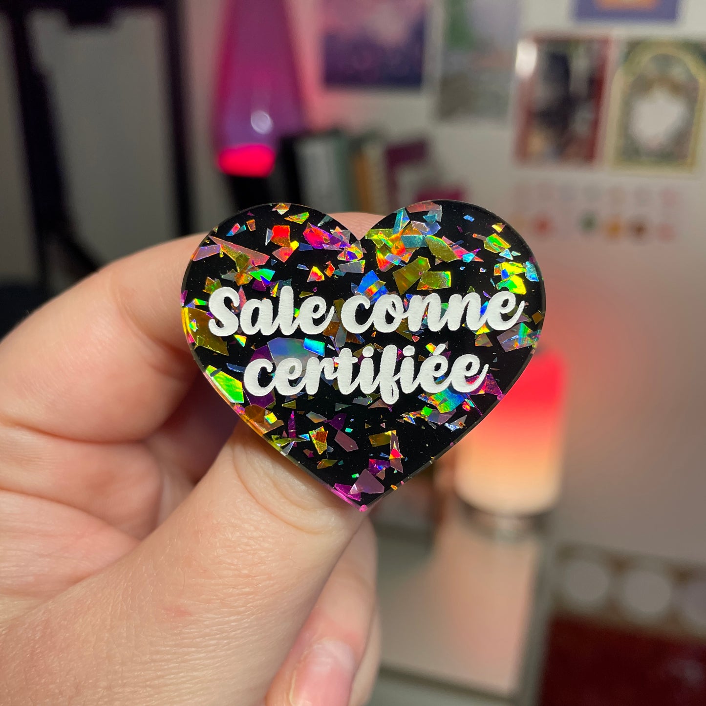 Broche "Sale conne certifiée" en acrylique noire avec des éclats de confettis multicolores