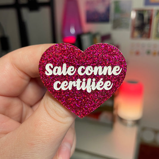 Broche "Sale conne certifiée" en acrylique à paillettes roses
