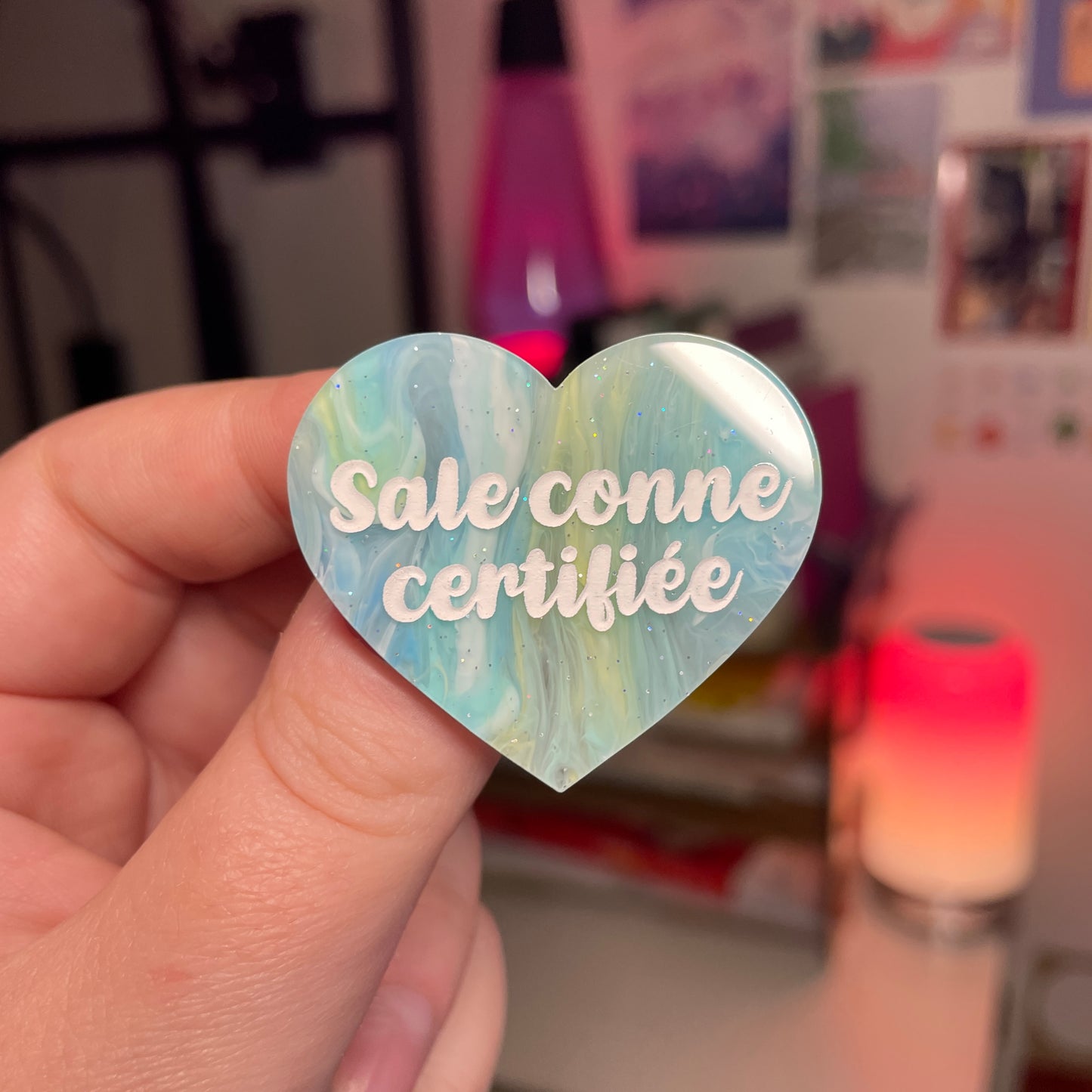Broche "Sale conne certifiée" en acrylique marbrée bleue, jaune et blanche à paillettes