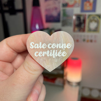 Broche "Sale conne certifiée" en acrylique marbrée corail, jaune et blanche à paillettes