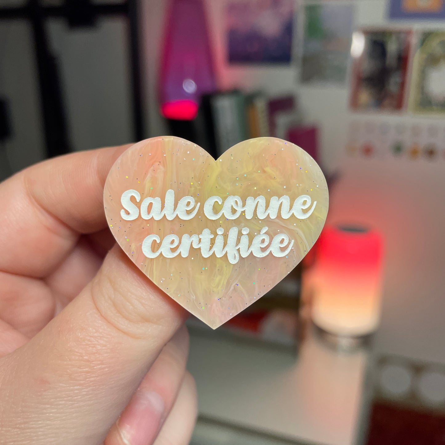 Broche "Sale conne certifiée" en acrylique marbrée corail, jaune et blanche à paillettes