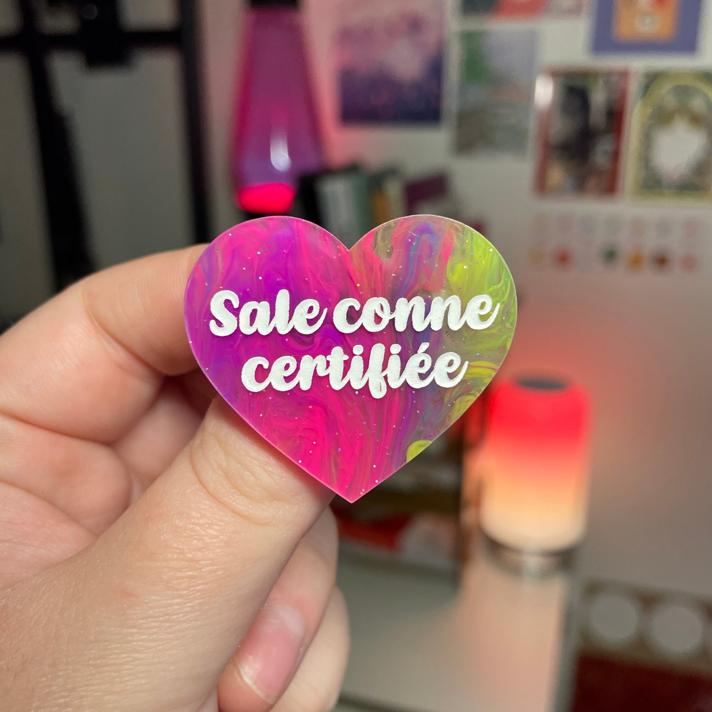 Broche "Sale conne certifiée" en acrylique marbrée multicolore