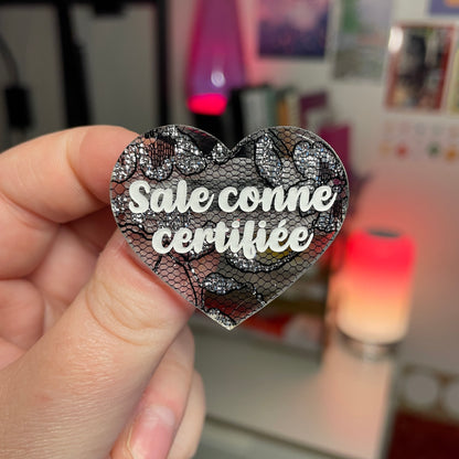 Broche "Sale conne certifiée" en acrylique japonaise semi transparente avec de la dentelle noire