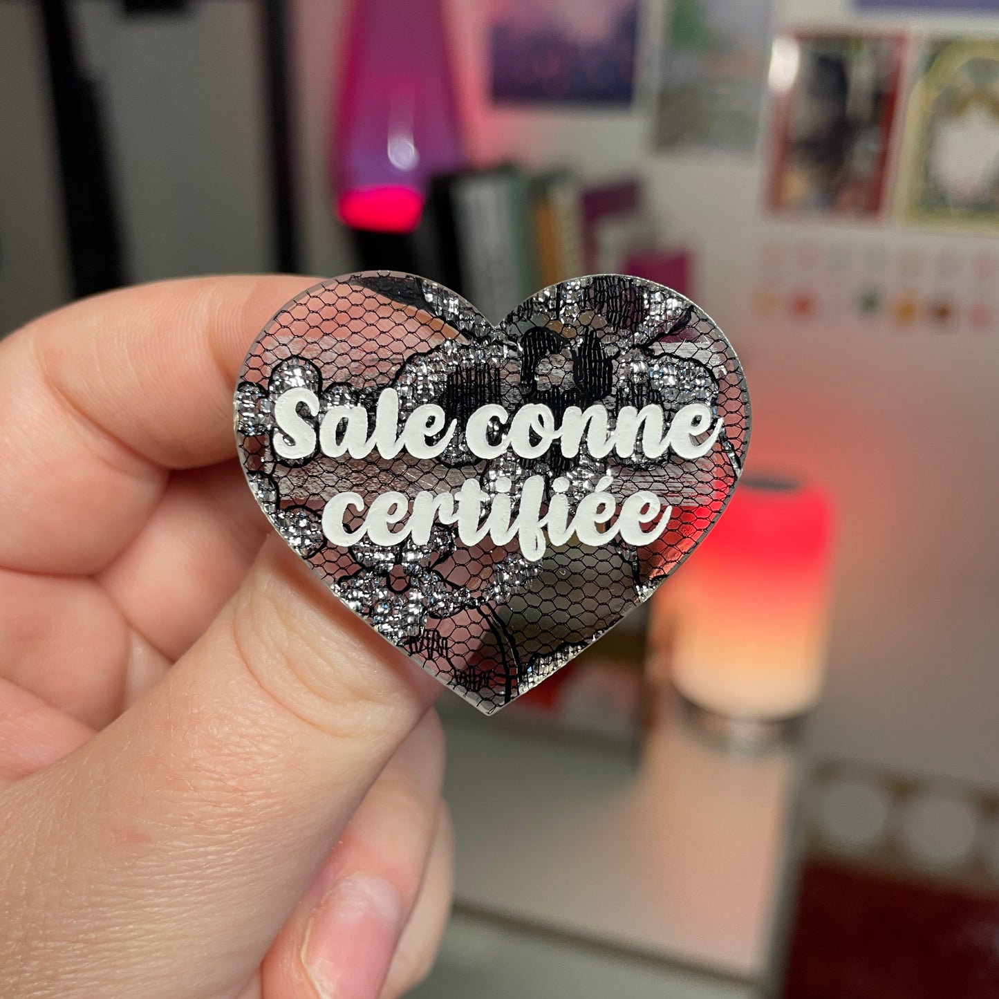 Broche "Sale conne certifiée" en acrylique japonaise semi transparente avec de la dentelle noire
