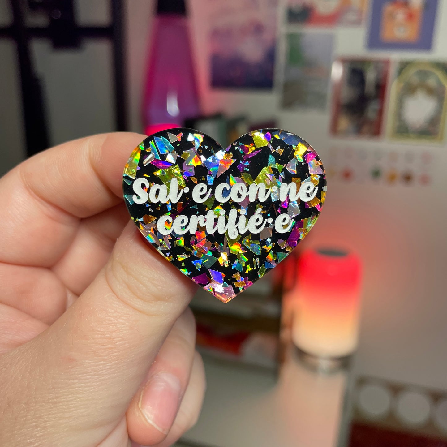 Broche "[Inclusif] Sal.e con.ne certifié.e" en acrylique noire avec des éclats de confettis multicolores