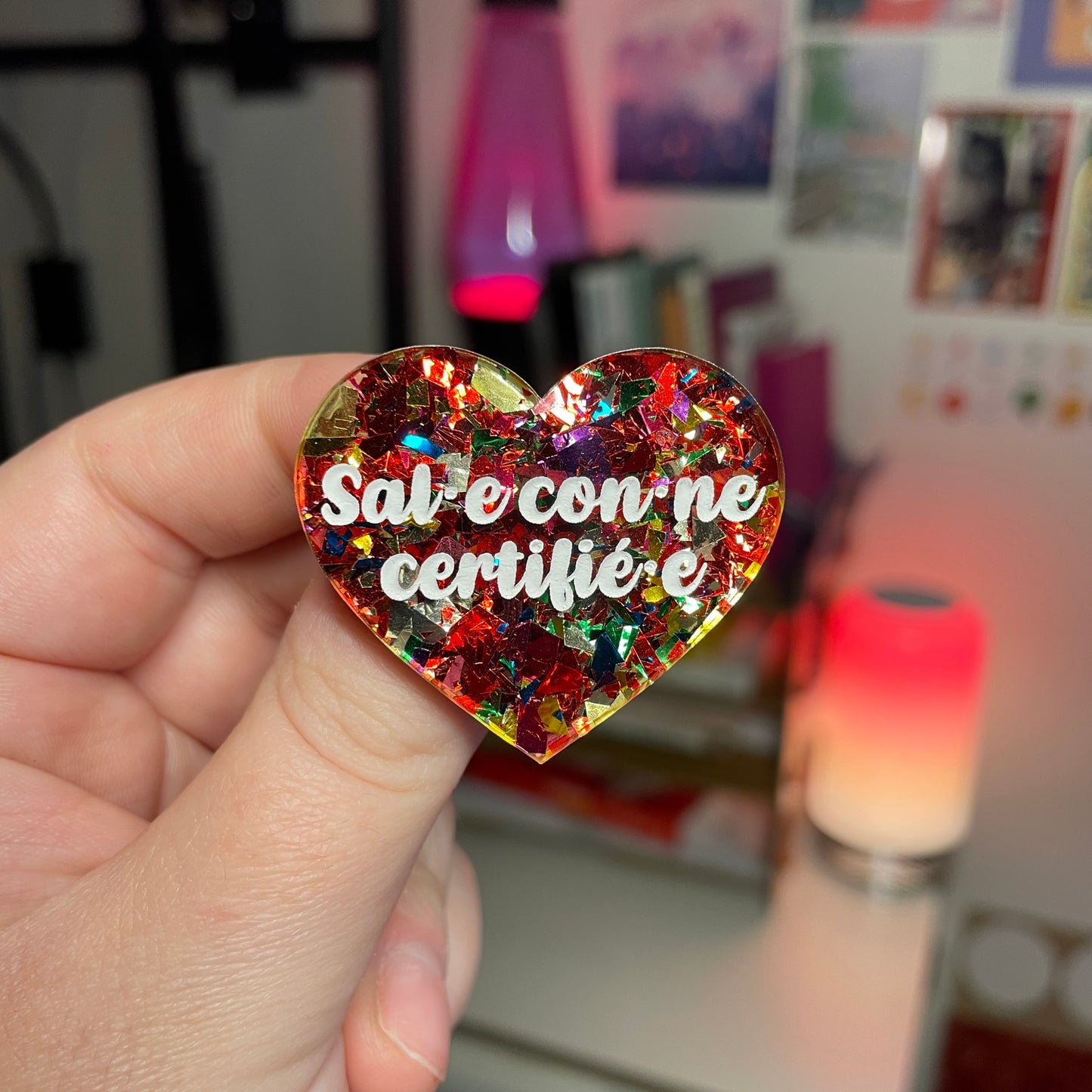Broche "[Inclusif] Sal.e con.ne certifié.e" en acrylique transparente avec des confettis rouges et multicolores