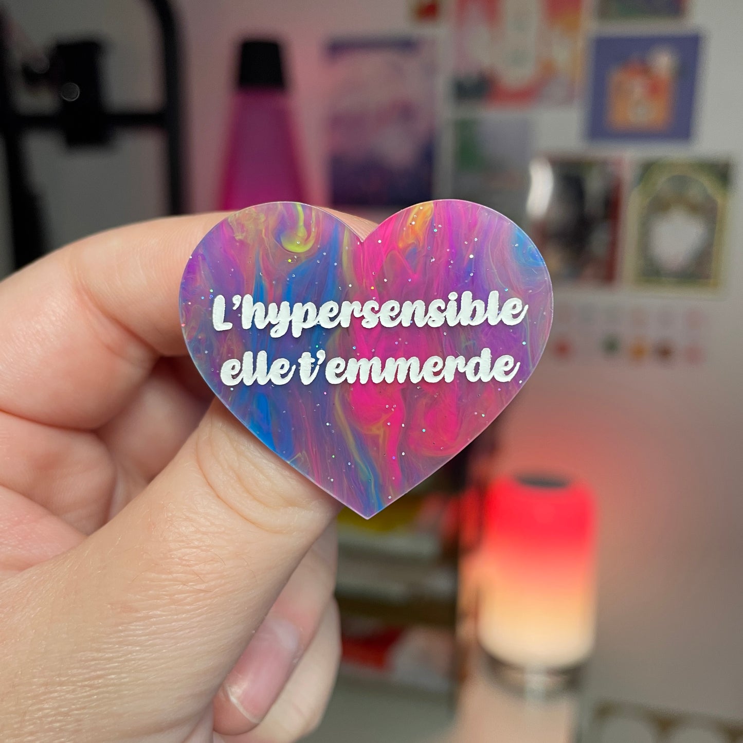 Broche "L'hypersensible elle t'emmerde" en acrylique marbrée multicolore